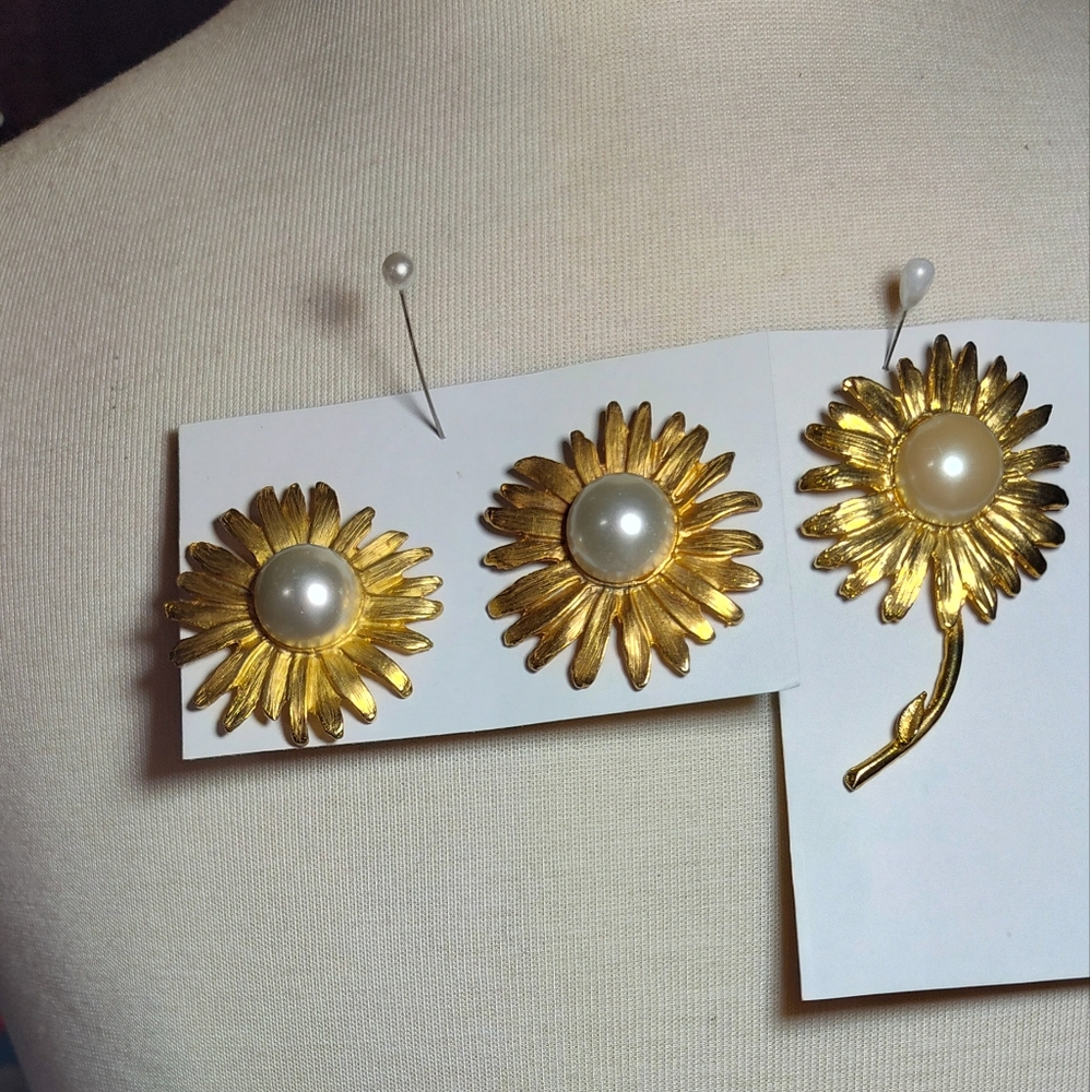 Vintage Gold Floral Brooch Earring Set with Pearls